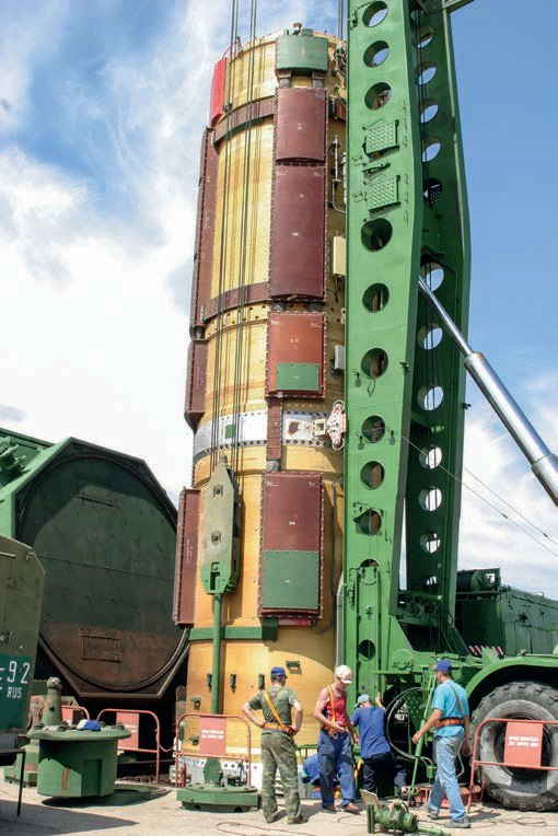 Процесс установки ТПК с ракетой Р-36М (15А14) в ШПУ